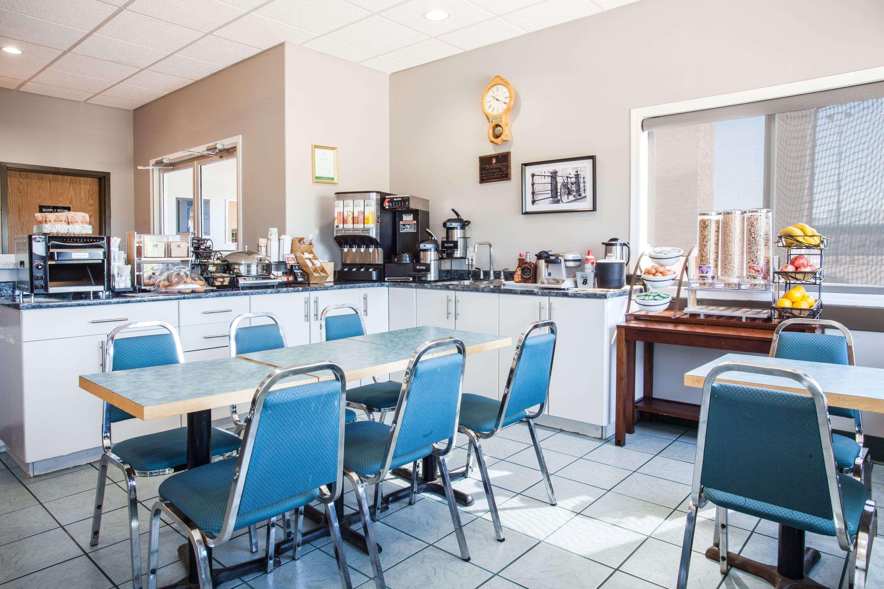 Super 8 By Wyndham Kindersley Exterior photo