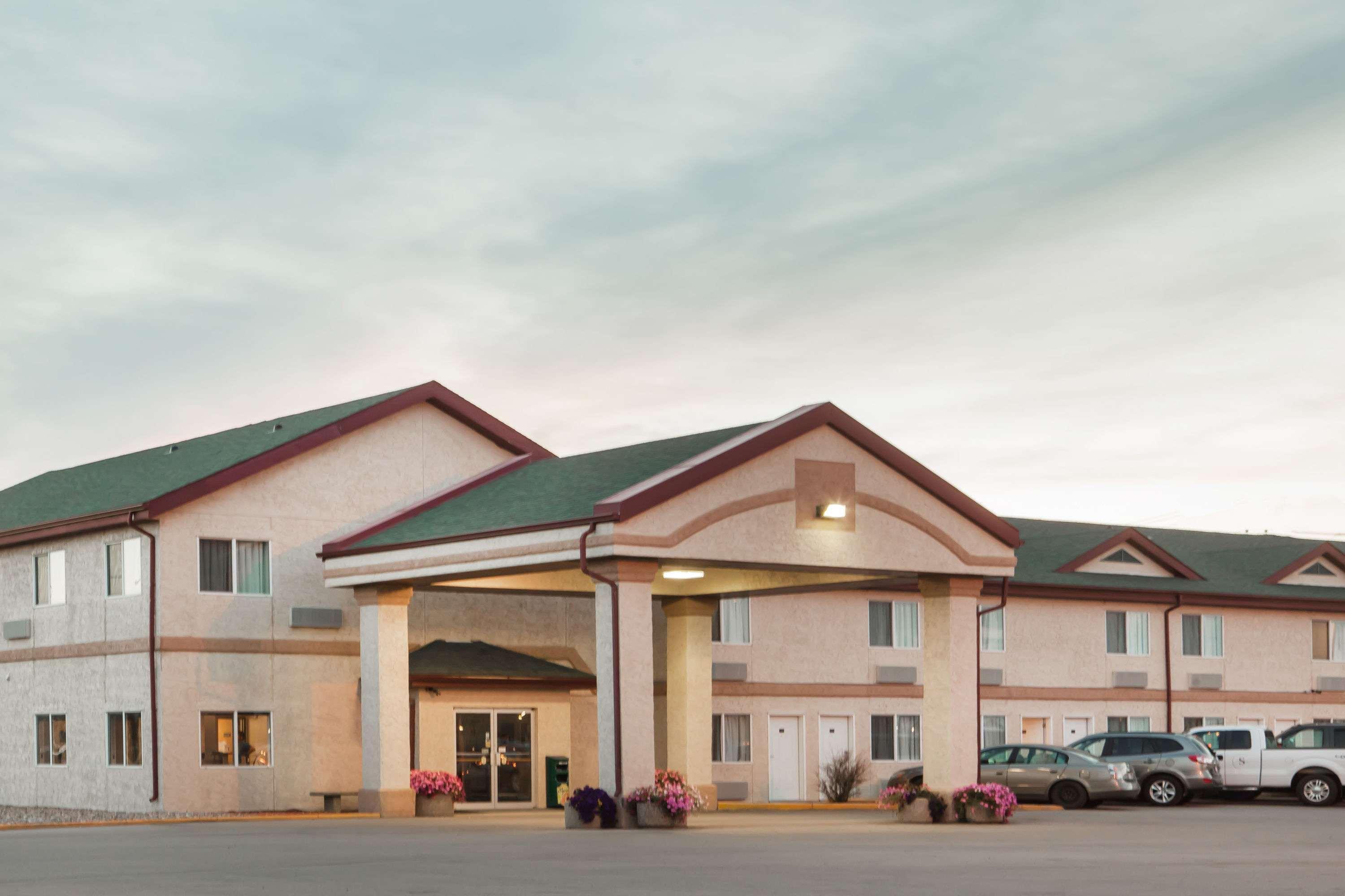 Super 8 By Wyndham Kindersley Exterior photo