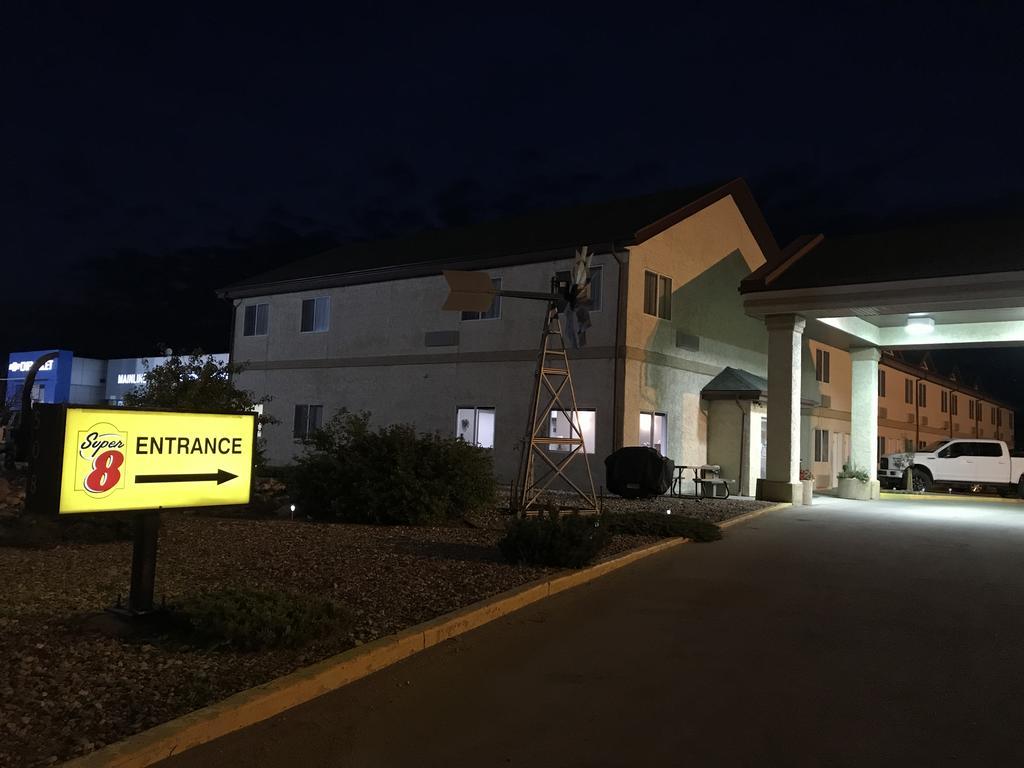 Super 8 By Wyndham Kindersley Exterior photo
