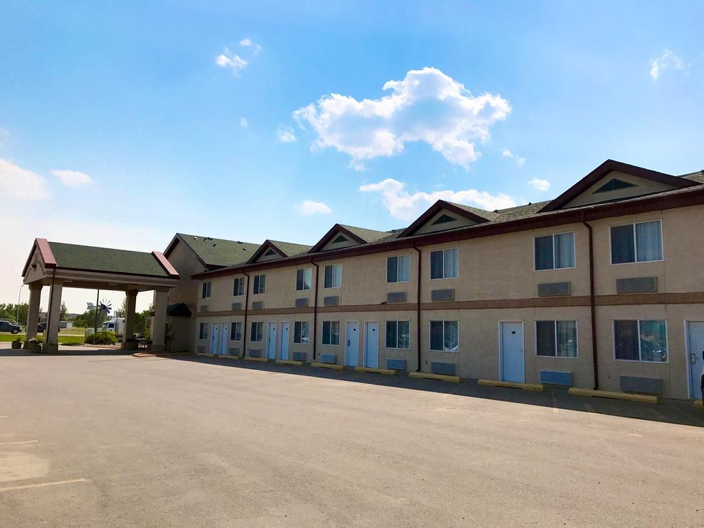 Super 8 By Wyndham Kindersley Exterior photo