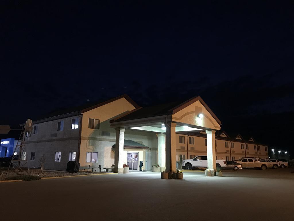 Super 8 By Wyndham Kindersley Exterior photo