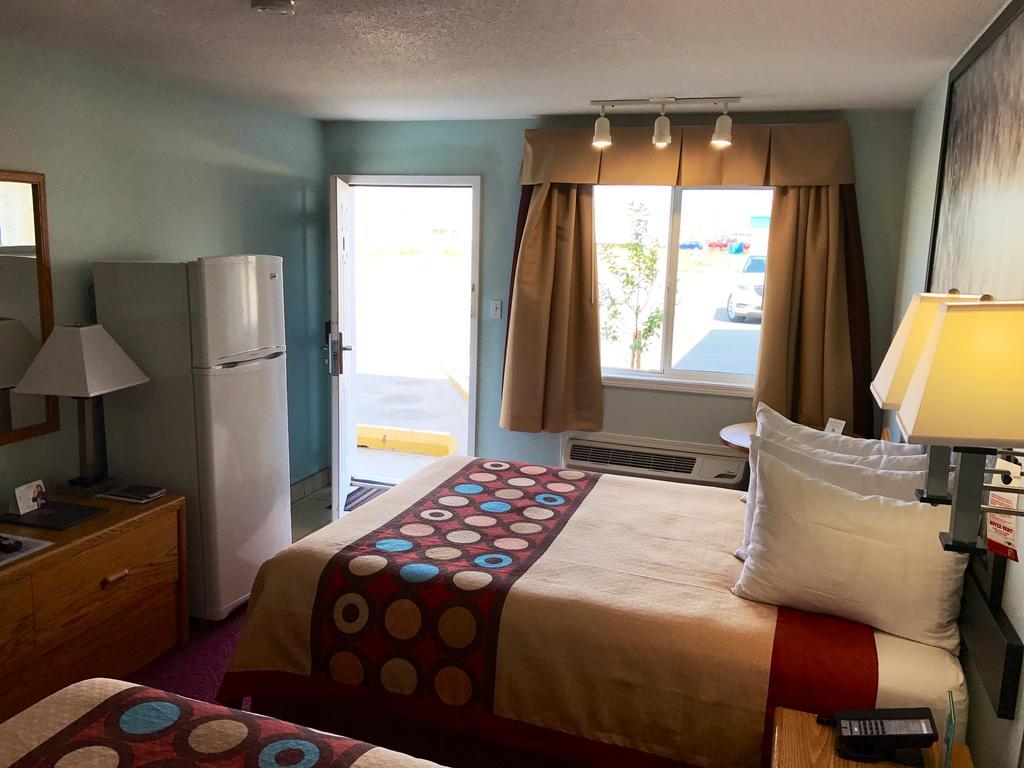 Super 8 By Wyndham Kindersley Exterior photo