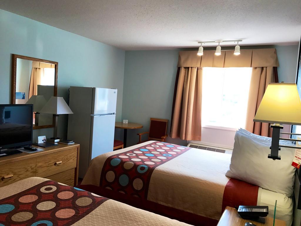 Super 8 By Wyndham Kindersley Exterior photo