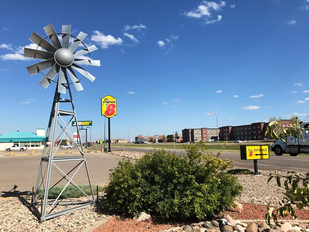 Super 8 By Wyndham Kindersley Exterior photo