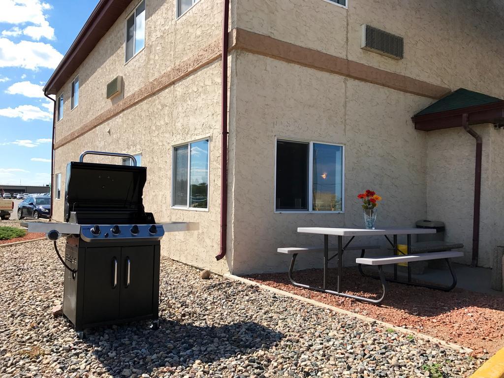 Super 8 By Wyndham Kindersley Exterior photo